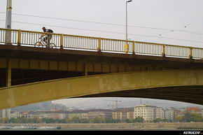 Pe Podul Margareta biciclistii circula alaturi de masini, iar viteza maxima de deplasare a autovehiculelor a fost limitata la 40 km/h pentru siguranta biciclistilor in trafic. // Budapesta, Ungaria